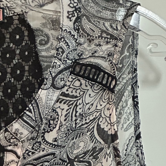 OLIVE HILL PRINTED BLOUSE WITH LACE DETAIL - Picture 3 of 9